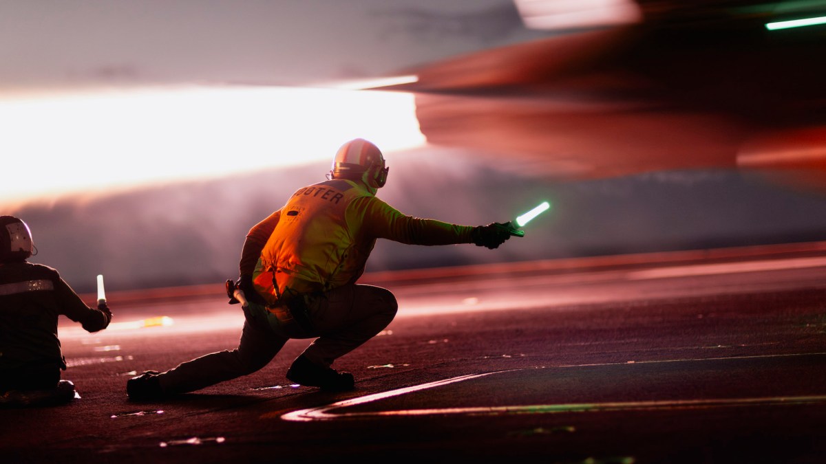 Read more about the article Navy contracting officers will soon see new incentives to ‘go commercial’